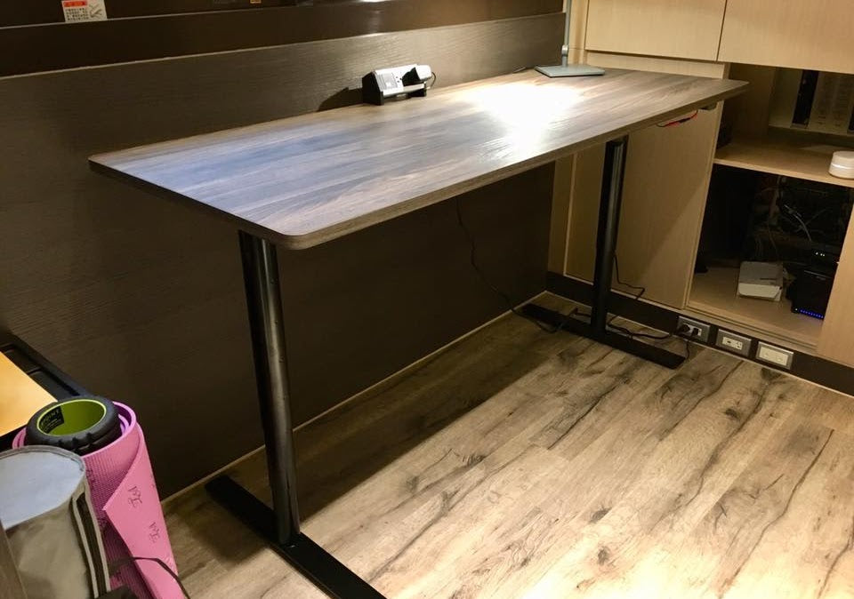 Job-12 人體工程學桌子